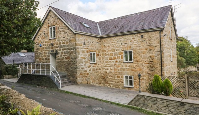 FELIN, pet friendly, country holiday cottage in Llanfairpwllgwyngyll