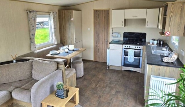 Felixstowe beach holiday park caravan/mobile home 5 minute walk to the beach
