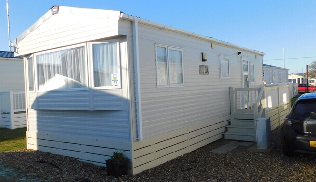 Felixstowe Sea Views. Cosy 2-bedroom static caravan, parking, wifi,