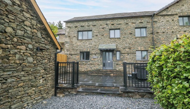 FELL VIEW COTTAGE, family friendly, with hot tub in Kendal