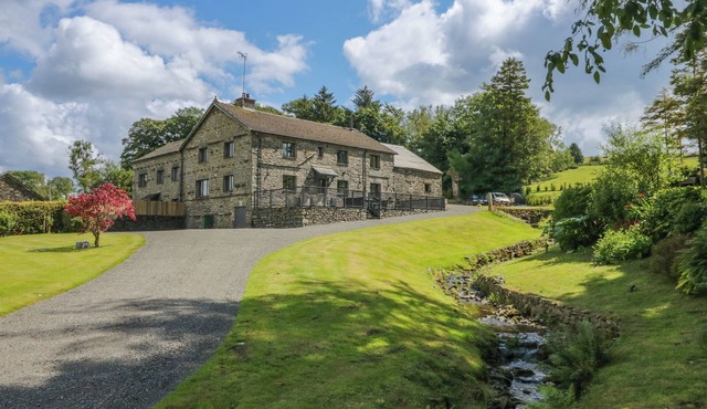 FELL VIEW HOUSE, family friendly, character holiday cottage in Kendal