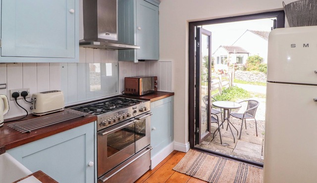 FELLSIDE COTTAGE, pet friendly, with open fire in Shap