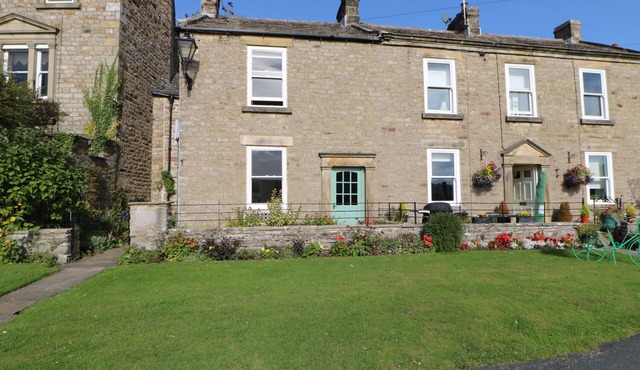 FELLSIDE, family friendly, character holiday cottage in Reeth