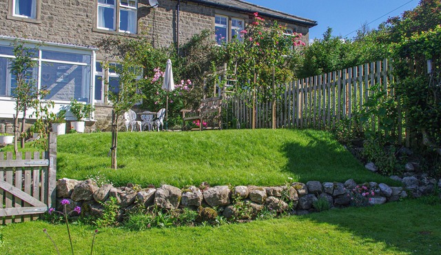 FELLSIDE, pet friendly, character holiday cottage in Appletreewick