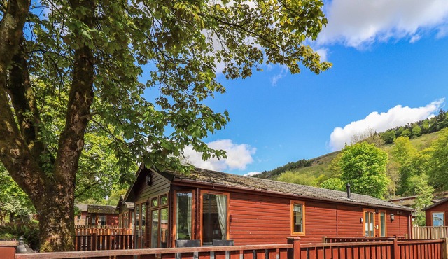 FELLSIDE RETREAT LODGE, pet friendly, with a garden in Windermere
