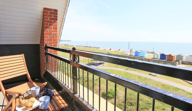 Felsto Beach - Three Bedroom House, Sleeps 6