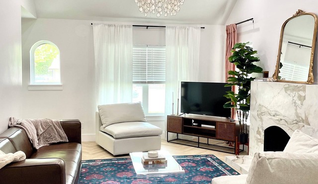Females Only! Modern Private Bed & Bath 5 min from Downtown Fort Worth