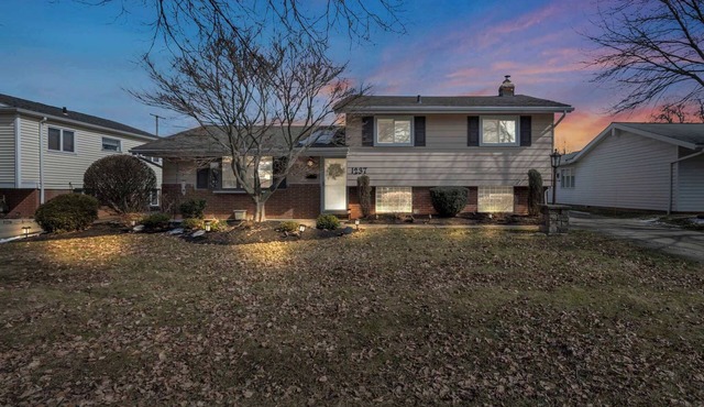 Fenced backyard - Pets OK - 3 Bd 3 Ba