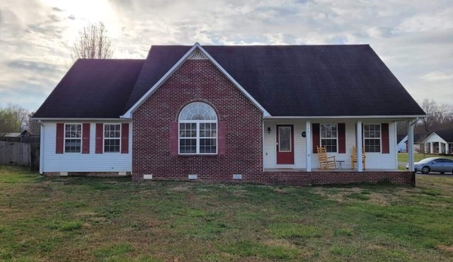 Fenced backyard! 6 miles to Cookeville Boat Dock!