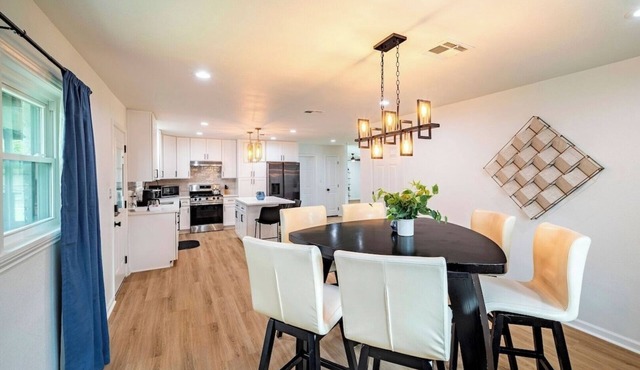 Fenced Backyard | King Bed | Open Plan | Modern