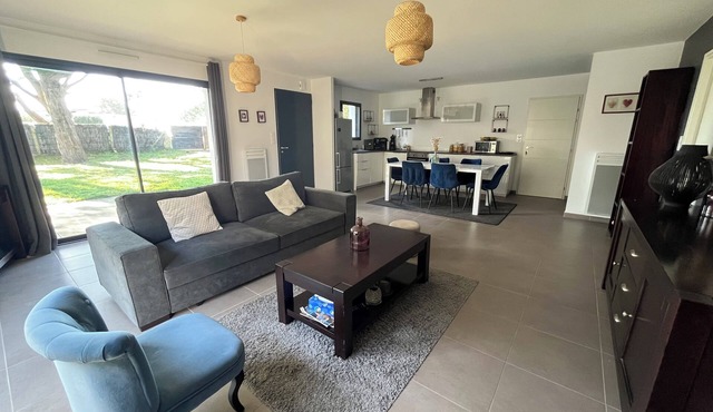 Fenced house for 6 people 400m from the sea
