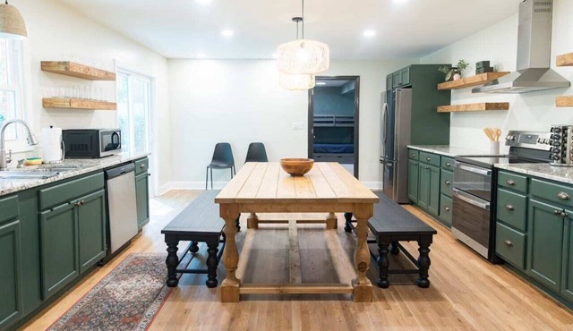 Fenced In|10 Min To DT|Sleeps 14|Walk In Shower