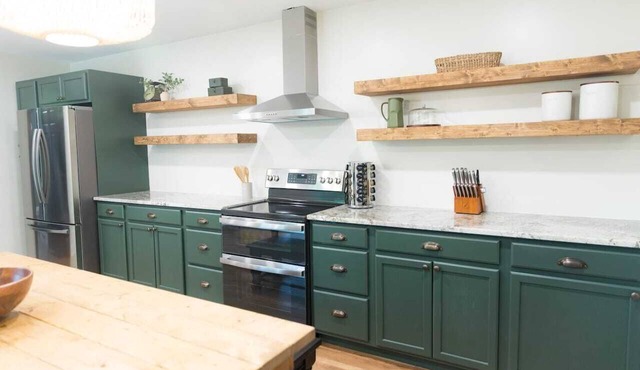 Fenced In|10 Min To DT|Sleeps 14|Walk In Shower