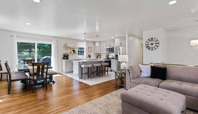 Fenced In Back Yard - Hot tub - King Bed