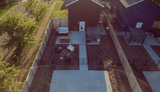 Fenced in backyard, family and pet friendly!