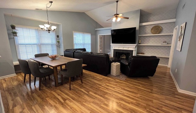 Fenced In|Pet Friendly|King Bed|Heart of Cary