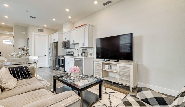 Fenced-In Yard: Apt 7 Mi to Westfield Galleria