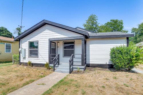 Fenced-In Yard Home Less Than 5 Mi to Dtwn Dallas!