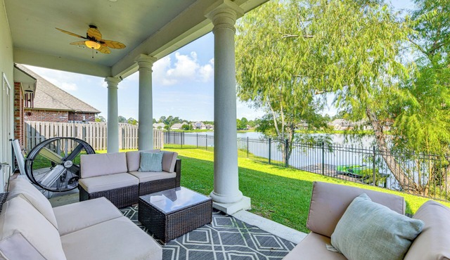 Fenced-In Yard & Pond Views: Home 18 Mi to LSU!