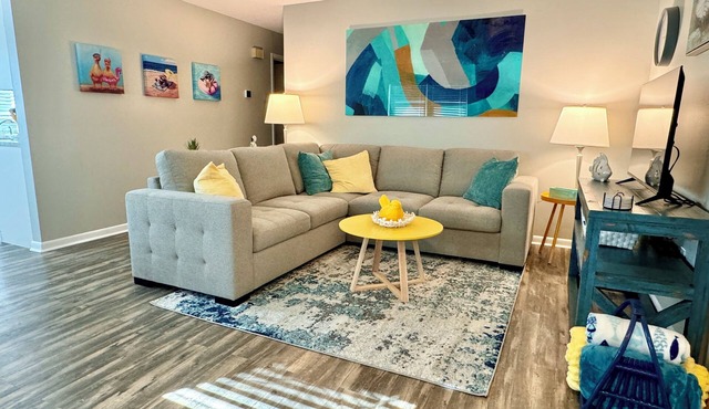 Fenced-in yard. Walkable to restaurants, shops, parks, lakes, theatre & pool.