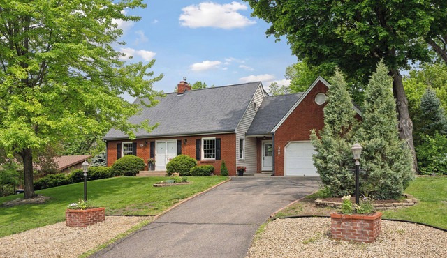 Fenced, Mid-Century Modern Gem Near Mall of America & Zoo