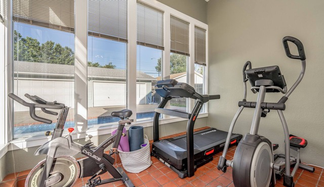Fenced Patio W/POOL, Game Room, & Home Gym!