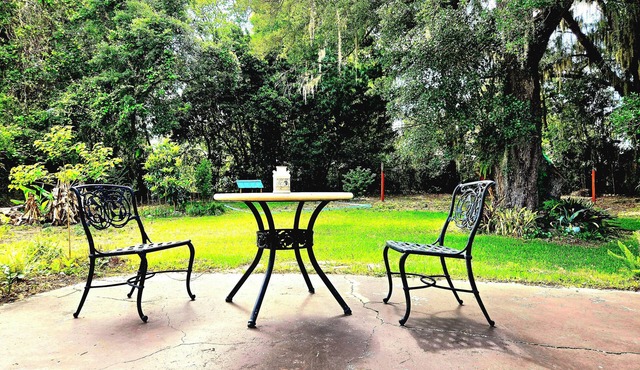 Fenced Pets Retreat! Standup Boards/Kayaks/Bikes, Fire Pit, minutes to Gulf!