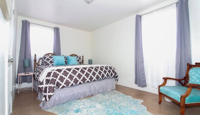 Fenced with Private Park/Central/3 BR 2 BA