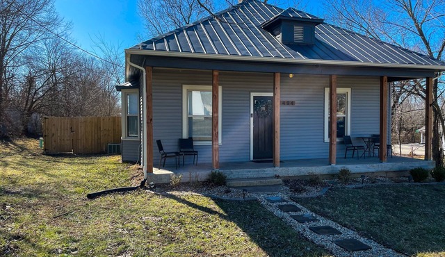Fenced Yard - <1 mile from Purina - No Cleaning Fee