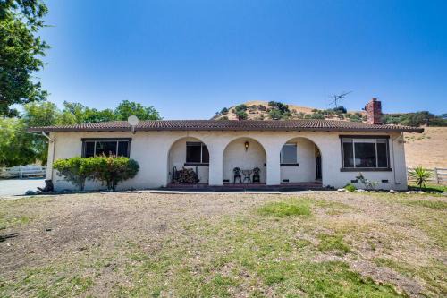 Fenced Yard and Outdoor Bar Hillside Paicines Home!