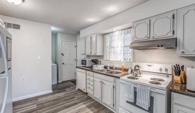 Fenced Yard, Centrally Located-Parkway Village Pad