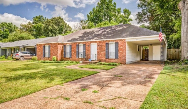 Fenced Yard, Centrally Located-Parkway Village Pad