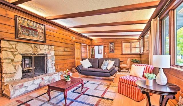 Fenced Yard: Fox River Grove Home, Dogs Welcome