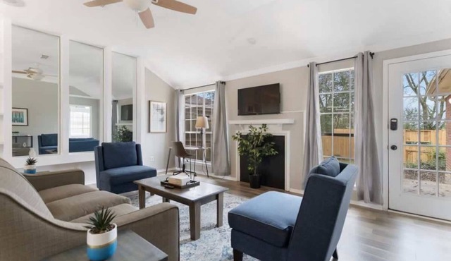 Fenced Yard, Near Shops & Dining- Capital City Gem