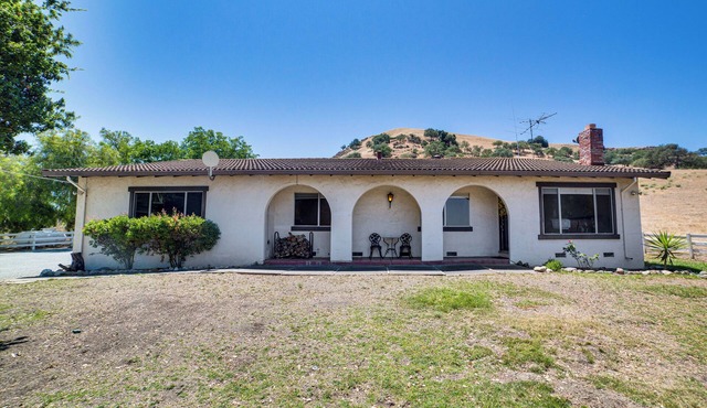 Fenced Yard & Outdoor Bar: Hillside Paicines Home!