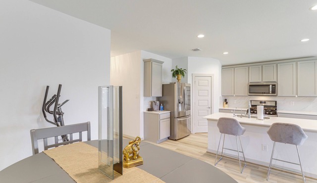Fenced Yard: Quiet Family Home in Richmond
