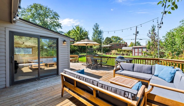 Fenced Yard with Cornhole- AC/Deck/Grill