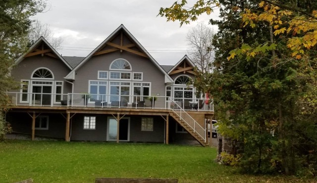 Fenelon Falls Lakeside Retreat - 2 minute drive to Town