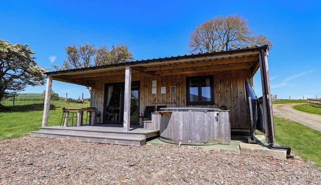 FENLLI, romantic, country holiday cottage, with hot tub in Cilcain