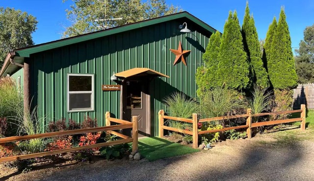 Fennville Michigan Farmhouse, Charming, Dog-Friendly 2-bedroom in Fennville with Wi-Fi, Hot Tub, A/C