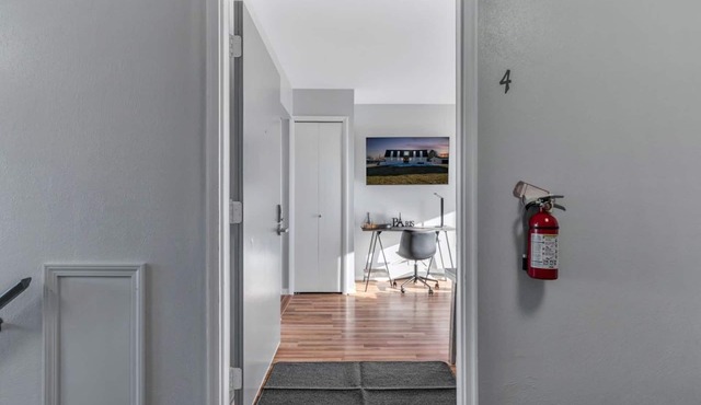 Fenton Flats- Parisian Place With On Site Hot Tub
