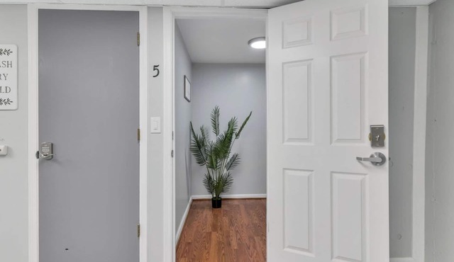 Fenton Flats- Suite 5 With On Site Hot Tub and Personal Garage