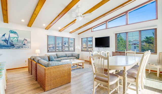 Fenwick Island spacious beach house with deck, W/D & full kitchen - dog-friendly