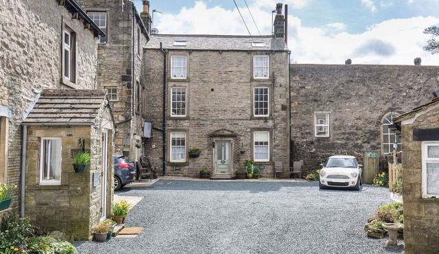 Fern House, Grassington; central yet parking & quiet, light & period elegance
