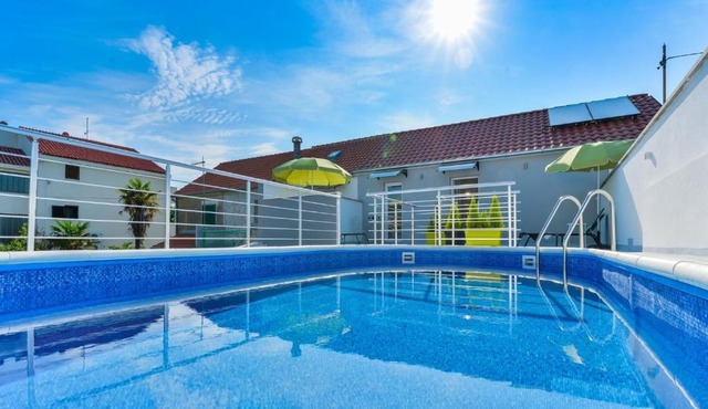 Ferienhaus Dragica mit Pool 50 m vom Meer