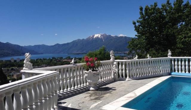Ferienhaus Patrizia with a fantastic view of Lake Maggiore and the pool