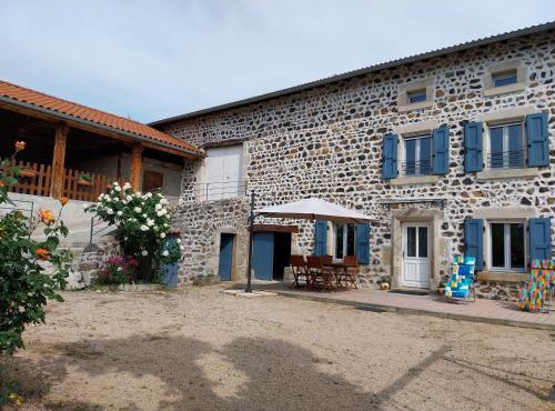 Ferme du XIXe siècle avec cour fermée et terrasse, proche des gorges de la Loire et du Puy-en-Velay - FR-1-582-187