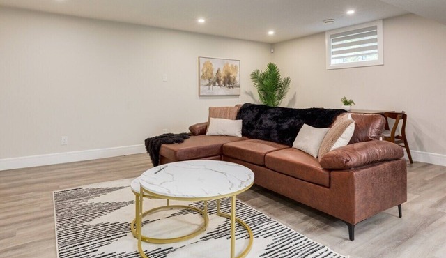 "Fern" 1 BR Lower Suite W King Bed