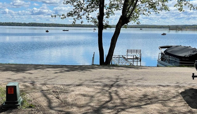 Fern Beach Hideaway Beautiful New Build Lakefront property-Pet Friendly