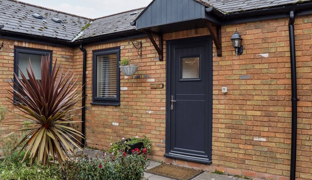 FERN COTTAGE, family friendly, with a garden in St Brides-Super-Ely